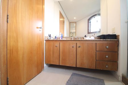 Casa à venda com 460m², 4 quartos e 4 vagasBanheiro da Suíte 1