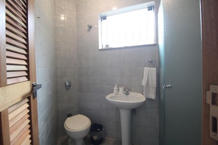 Casa à venda com 460m², 4 quartos e 4 vagasBanheiro de Serviço