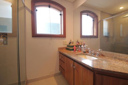 Casa à venda com 460m², 4 quartos e 4 vagasBanheiro da Suíte 2