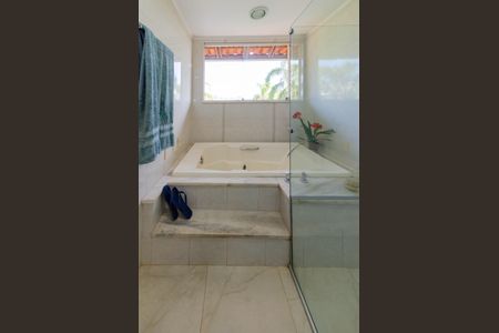 Casa à venda com 444m², 5 quartos e 3 vagasBanheiro suíte 2