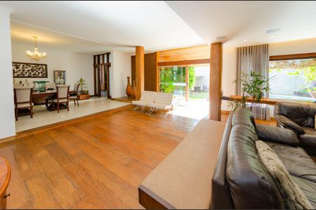 Casa à venda com 444m², 5 quartos e 3 vagasSala