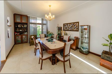 Casa à venda com 444m², 5 quartos e 3 vagasSala