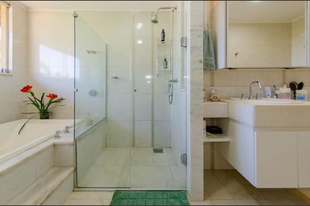 Casa à venda com 444m², 5 quartos e 3 vagasBanheiro suíte 2