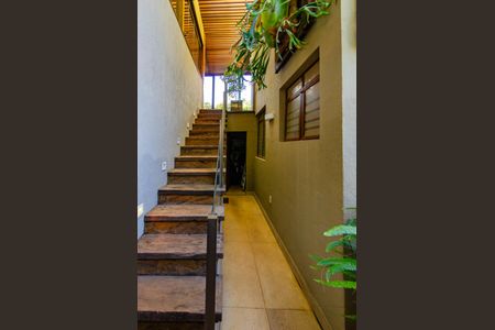 Casa à venda com 444m², 5 quartos e 3 vagasEscada