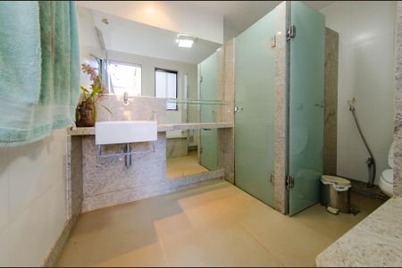 Casa à venda com 444m², 5 quartos e 3 vagasBanheiro externo