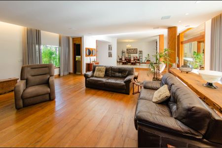 Casa à venda com 444m², 5 quartos e 3 vagasSala