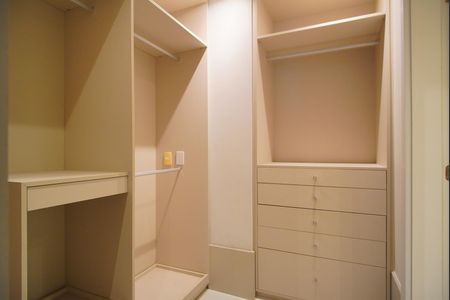 Apartamento para alugar com 250m², 3 quartos e 2 vagasCloset