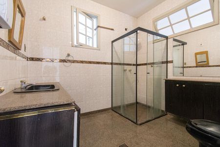 Casa para alugar com 340m², 6 quartos e 1 vaga Casa para alugar com 340m², 6 quartos e 1 vagaBanheiro 1