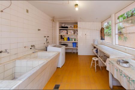 Casa à venda com 1000m², 5 quartos e 8 vagas Casa à venda com 1000m², 5 quartos e 8 vagasÁrea de serviço