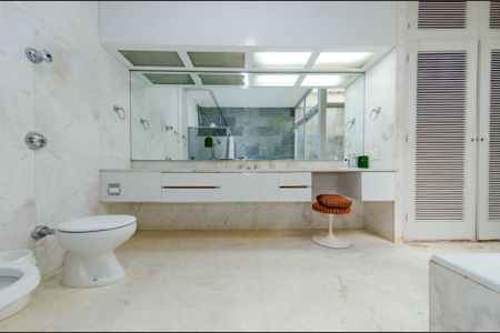 Casa à venda com 1000m², 5 quartos e 8 vagas Casa à venda com 1000m², 5 quartos e 8 vagasBanheiro suíte