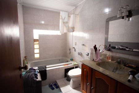 Casa à venda com 256m², 5 quartos e 4 vagasBanheiro do Quarto 2