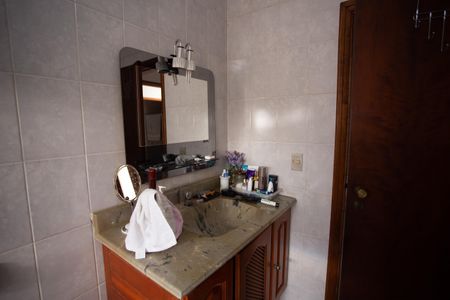 Casa à venda com 256m², 5 quartos e 4 vagasBanheiro do Quarto 2