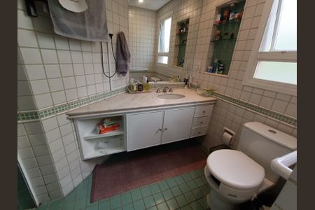 Apartamento à venda com 224m², 3 quartos e 4 vagasBanheiro da Suíte 2