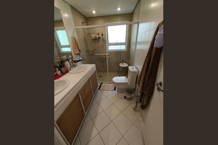 Apartamento à venda com 224m², 3 quartos e 4 vagasBanheiro da Suíte 1