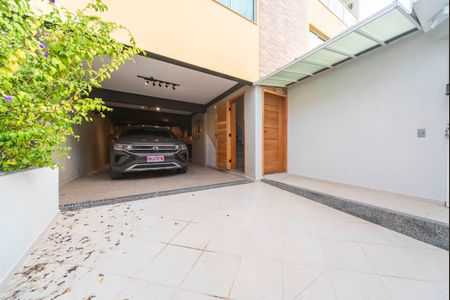 Casa à venda com 215m², 3 quartos e 4 vagas Casa à venda com 215m², 3 quartos e 4 vagasGaragem