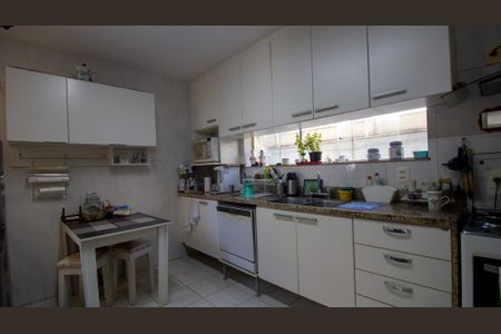 Casa de condomínio para alugar com 235m², 4 quartos e 2 vagasCozinha