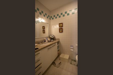 Casa de condomínio para alugar com 235m², 4 quartos e 2 vagasBanheiro da Suíte 2