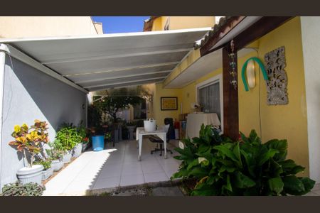 Casa de condomínio para alugar com 235m², 4 quartos e 2 vagasQuintal