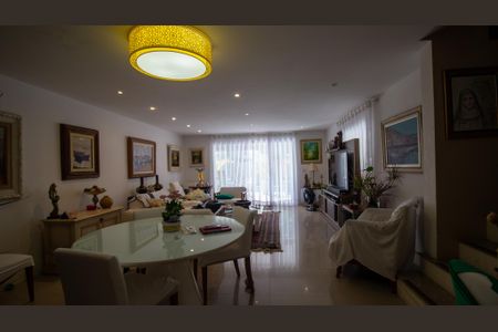 Casa de condomínio para alugar com 235m², 4 quartos e 2 vagasSala