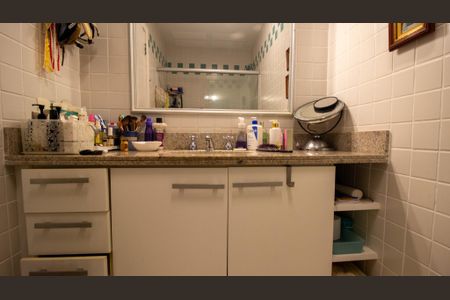 Casa de condomínio para alugar com 235m², 4 quartos e 2 vagasBanheiro da Suíte 2