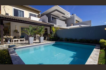 Casa de condomínio para alugar com 235m², 4 quartos e 2 vagasQuintal