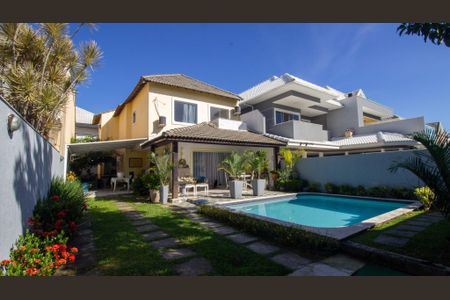 Casa de condomínio para alugar com 235m², 4 quartos e 2 vagasQuintal