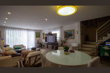 Casa de condomínio para alugar com 235m², 4 quartos e 2 vagasSala