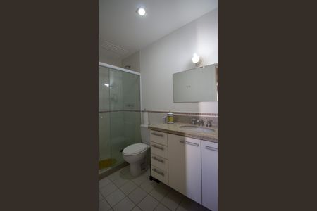 Casa de condomínio para alugar com 235m², 4 quartos e 2 vagasBanheiro da Suíte 1