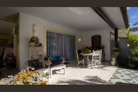 Casa de condomínio para alugar com 235m², 4 quartos e 2 vagasQuintal