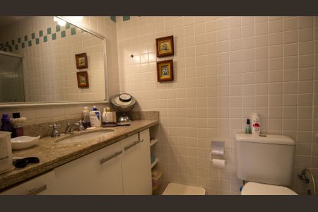 Casa de condomínio para alugar com 235m², 4 quartos e 2 vagasBanheiro da Suíte 2