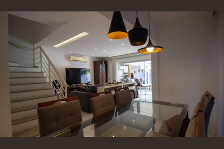 Casa de condomínio para alugar com 235m², 4 quartos e 2 vagasSala