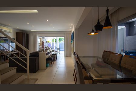 Casa de condomínio para alugar com 235m², 4 quartos e 2 vagasSala