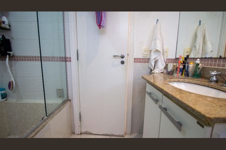 Casa de condomínio para alugar com 235m², 4 quartos e 2 vagasBanheiro da Suíte 1