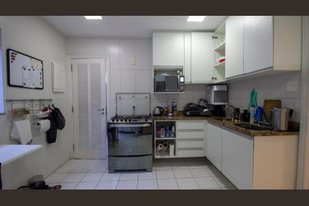 Casa de condomínio para alugar com 235m², 4 quartos e 2 vagasCozinha