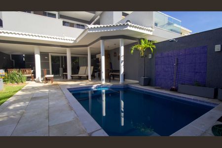 Casa de condomínio para alugar com 235m², 4 quartos e 2 vagasQuintal