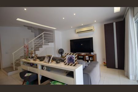 Casa de condomínio para alugar com 235m², 4 quartos e 2 vagasSala