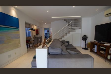 Casa de condomínio para alugar com 235m², 4 quartos e 2 vagasSala