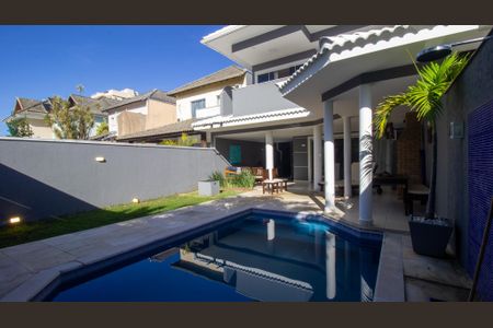 Casa de condomínio para alugar com 235m², 4 quartos e 2 vagasQuintal