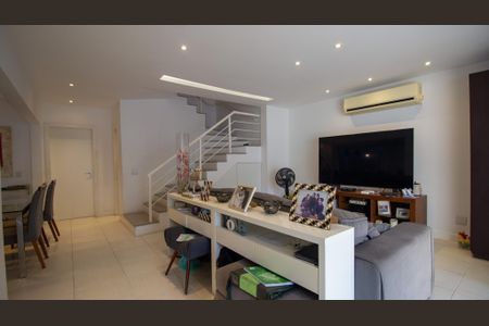 Casa de condomínio para alugar com 235m², 4 quartos e 2 vagasSala