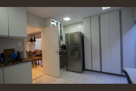Casa de condomínio para alugar com 235m², 4 quartos e 2 vagasCozinha