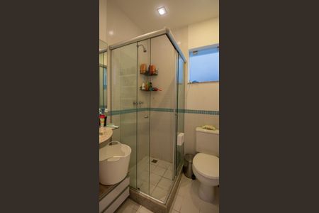 Casa de condomínio para alugar com 235m², 4 quartos e 2 vagasBanheiro da Suíte 2