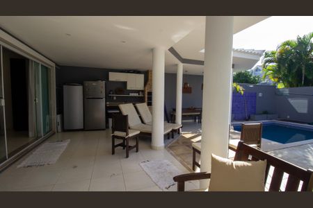 Casa de condomínio para alugar com 235m², 4 quartos e 2 vagasQuintal