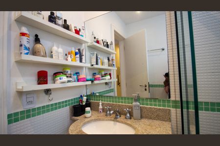 Casa de condomínio para alugar com 235m², 4 quartos e 2 vagasBanheiro Social