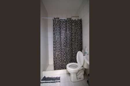 Casa de condomínio para alugar com 235m², 4 quartos e 2 vagasBanheiro de Serviço