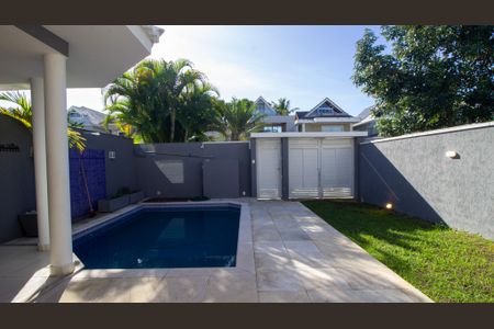 Casa de condomínio para alugar com 235m², 4 quartos e 2 vagasQuintal