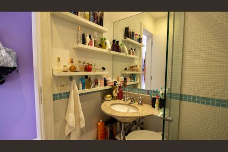 Casa de condomínio para alugar com 235m², 4 quartos e 2 vagasBanheiro da Suíte 2