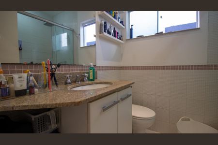 Casa de condomínio para alugar com 235m², 4 quartos e 2 vagasBanheiro da Suíte 1