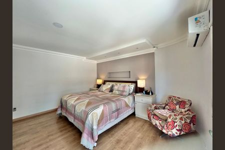 Casa à venda com 253m², 3 quartos e 2 vagasSuíte