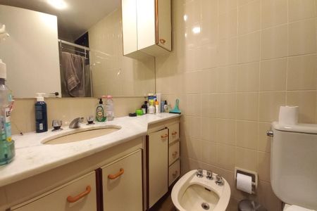 Apartamento à venda com 200m², 3 quartos e 2 vagas Apartamento à venda com 200m², 3 quartos e 2 vagasBanheiro da Suíte 1