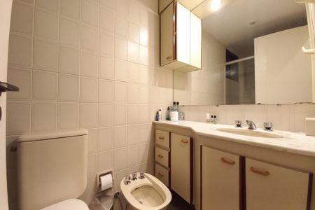 Apartamento à venda com 200m², 3 quartos e 2 vagas Apartamento à venda com 200m², 3 quartos e 2 vagasBanheiro da Suíte 2